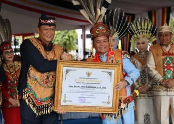 Gubernur Kalteng H. Agustiar Sabran menyerahkan langsung penghargaan kepada Kapolda Kalteng, Irjen Pol Iwan Kurniawan, atas keberhasilan jajarannya dalam mengungkap kasus narkoba di wilayah Lamandau, usai pelaksanaan upacara HUT Kalteng ke-68, di Halaman Kantor Gubernur, Jumat (23/5/2025).