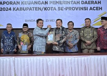 Laporan hasil pemeriksaan diserahkan langsung oleh Kepala BPK RI Perwakilan Aceh, Andri Yogama, S.E., M.M., Ak. CSFA. ERMAP. GRCP. GRCA. CA. kepada Bupati Nagan Raya, Dr. TR. Keumangan, S.H., M.H., di Gedung BPK RI Perwakilan Aceh, Banda Aceh, pada Jumat (23/5/2025).