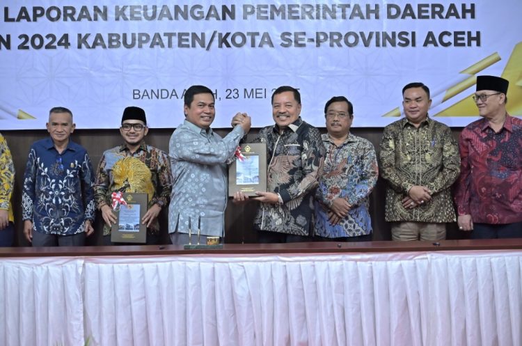 Laporan hasil pemeriksaan diserahkan langsung oleh Kepala BPK RI Perwakilan Aceh, Andri Yogama, S.E., M.M., Ak. CSFA. ERMAP. GRCP. GRCA. CA. kepada Bupati Nagan Raya, Dr. TR. Keumangan, S.H., M.H., di Gedung BPK RI Perwakilan Aceh, Banda Aceh, pada Jumat (23/5/2025).