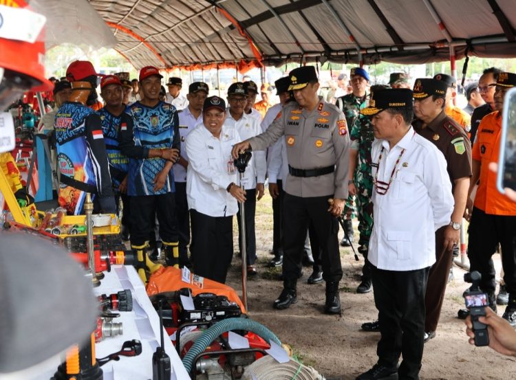 Apel dipimpin langsung Gubernur Kalteng H. Agustiar Sabran serta turut dihadiri Wakil Gubernur, dan sejumlah Forkopimda Kalteng lainnya, serta turut diikuti para personel gabungan dari instansi terkait yang terlibat dalam operasi Karhutla tahun 2025.