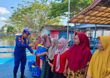 Dirpolairud Polda Kalteng Kombes Pol Dony Eka Putra, S.I.K., M.H., serta menyalurkan bantuan sosial kepada masyarakat perairan, Jum'at (30/5/25).
