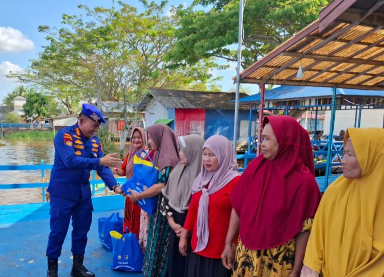 Dirpolairud Polda Kalteng Kombes Pol Dony Eka Putra, S.I.K., M.H., serta menyalurkan bantuan sosial kepada masyarakat perairan, Jum'at (30/5/25).