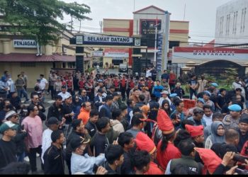 Koalisi Advokat Sulsel (KAS) unjuk rasa didepan Mapolrestabes Makassar