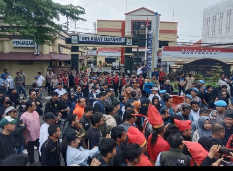 Koalisi Advokat Sulsel (KAS) unjuk rasa didepan Mapolrestabes Makassar