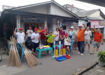 Warga RW 02 Kelurahan Babakan, Kecamatan Tangerang, Kota Tangerang, menggelar aksi serentak kerja bakti membersihkan lingkungan pada Minggu (1/6/2025).