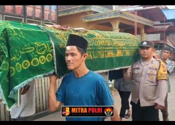 anggota piket fungsi dan Bhabinkamtibmas Polsek Tanjung Batu turut membantu mengusung jenazah almarhum Edi Efran bin Muhtar menuju masjid di Desa Seri Tanjung, Kecamatan Tanjung Batu, Kabupaten Ogan Ilir, untuk disholatkan, Jumat (30/5/2025).