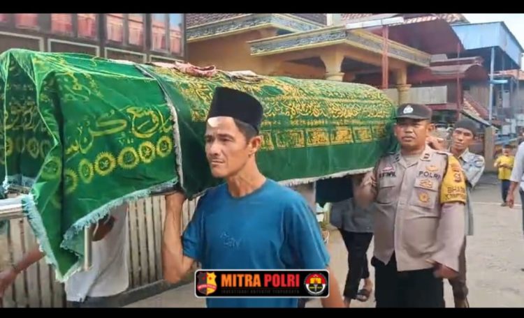 anggota piket fungsi dan Bhabinkamtibmas Polsek Tanjung Batu turut membantu mengusung jenazah almarhum Edi Efran bin Muhtar menuju masjid di Desa Seri Tanjung, Kecamatan Tanjung Batu, Kabupaten Ogan Ilir, untuk disholatkan, Jumat (30/5/2025).