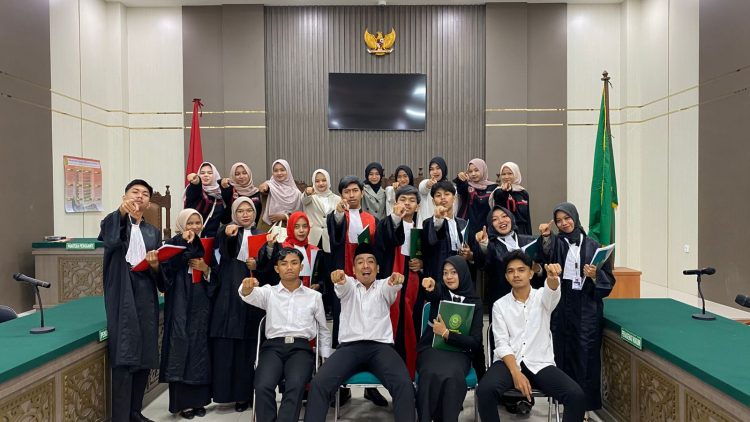 Enam delegasi terbaik dari Komunitas Peradilan Semu Fakultas Hukum Universitas Syiah Kuala (KPS FH USK) memasuki babak lanjutan Internal Moot Court Competition (IMCC) 2025.