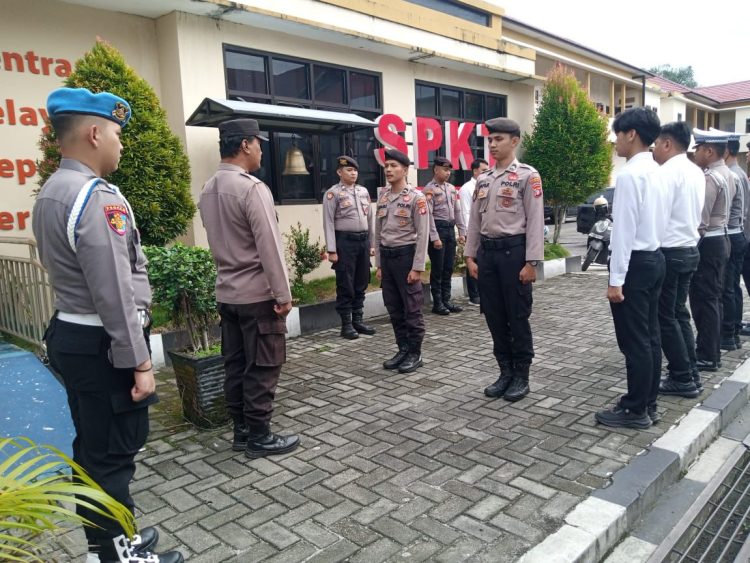 Kegiatan ini dipimpin oleh Kanit III SPKT, Aipda Kodrat Sumaksono, mewakili Kapolresta Palangka Raya, Kombes Pol. Dedy Supriadi, S.I.K., M.H. Apel tersebut dihadiri oleh personel dari berbagai Satuan Fungsi (Satfung) yang terlibat dalam tugas piket.