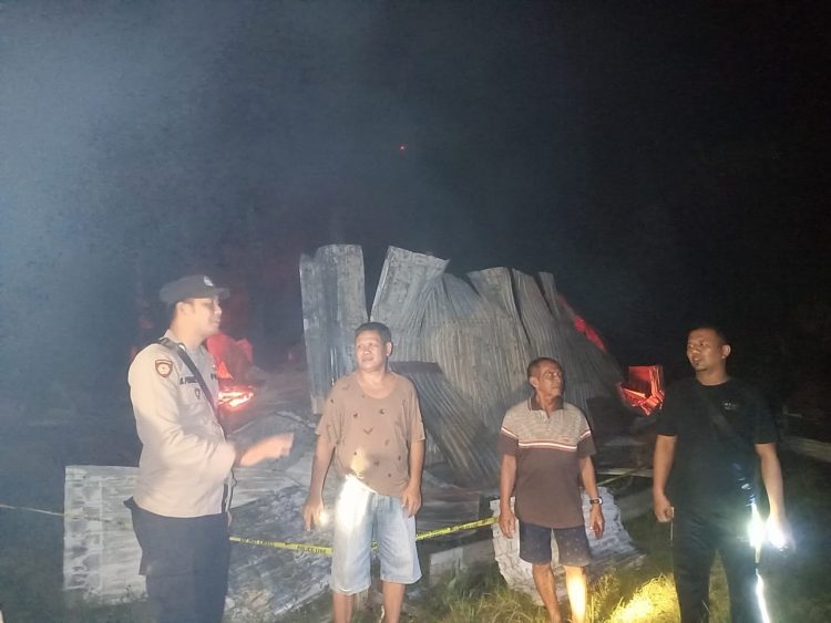Kebakaran hebat melanda sebuah bangunan sarang walet milik warga di Gg. Merikit, RT. 01, Kelurahan Mungku Baru, Kecamatan Rakumpit, Kota Palangka Raya, pada Senin (2/6/2025) sekitar pukul 18.00 WIB.