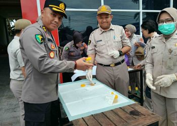 Rumah Sakit (Rumkit) Bhayangkara Tingkat III Palangka Raya Polda Kalteng menggelar tes urine dadakan bagi personelnya, usai pelaksanaan apel pagi bertempat di Halaman Gedung Presisi Rumkit Bhayangkara setempat, Selasa (3/6/2025).