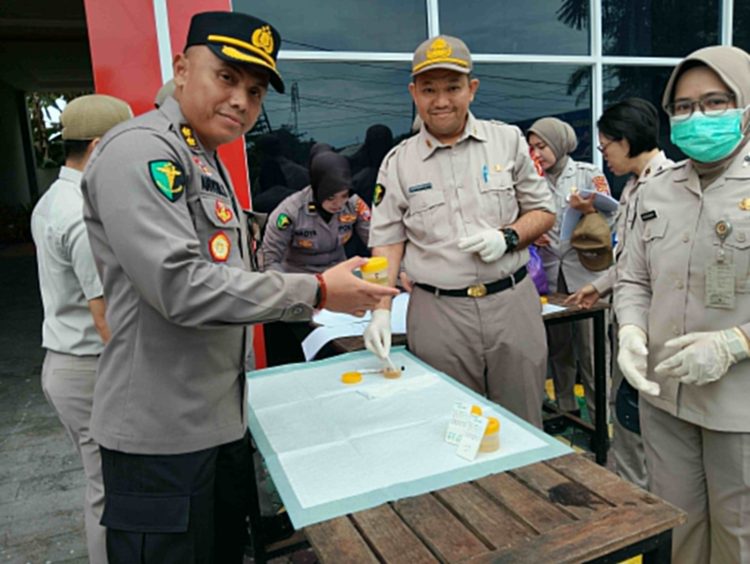 Rumah Sakit (Rumkit) Bhayangkara Tingkat III Palangka Raya Polda Kalteng menggelar tes urine dadakan bagi personelnya, usai pelaksanaan apel pagi bertempat di Halaman Gedung Presisi Rumkit Bhayangkara setempat, Selasa (3/6/2025).