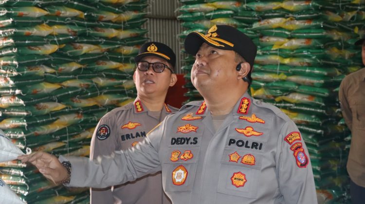 Kapolresta Palangka Raya Kombes Pol. Dedy Supriadi, S.I.K., M.H., melakukan peninjauan langsung ke Pasar Besar dan Gudang Bulog, Selasa (3/6/2025).