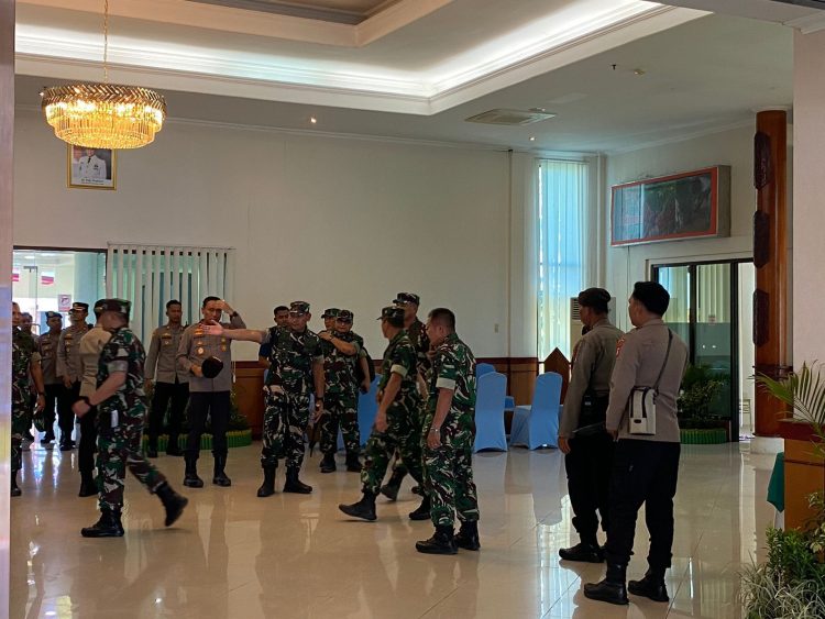 jajaran Polresta Palangka Raya melaksanakan kegiatan monitoring dan pengamanan terhadap kepulangan Wakil Kepala Staf Angkatan Darat (Wakasad) di Bandara Tjilik Riwut, Rabu (4/6/2025).