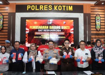 Polres Kotim jajaran Polda Kalteng melaksanakan kegiatan Pemusnahan Barang Bukti Narkotika yang diselenggarakan di Loby Polres Kotim, yang di hadiri oleh Kapolres Kotim AKBP Resky Maulana Zulkarnain S.H., S.I.K, M.H.,, Ketua BNK Kotawaringin Timur Ibu Irawati S.Pd dan unsur terkait lainnya Rabu (04/06/2025) Pukul 09.00 WIB.