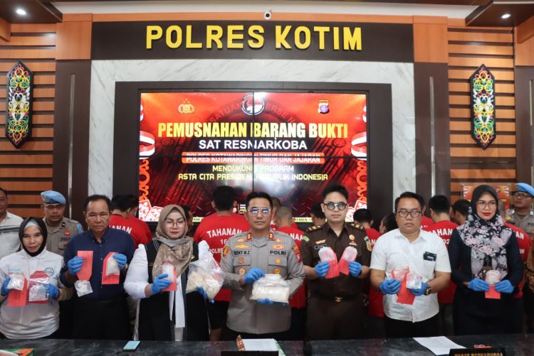Polres Kotim jajaran Polda Kalteng melaksanakan kegiatan Pemusnahan Barang Bukti Narkotika yang diselenggarakan di Loby Polres Kotim, yang di hadiri oleh Kapolres Kotim AKBP Resky Maulana Zulkarnain S.H., S.I.K, M.H.,, Ketua BNK Kotawaringin Timur Ibu Irawati S.Pd dan unsur terkait lainnya Rabu (04/06/2025) Pukul 09.00 WIB.