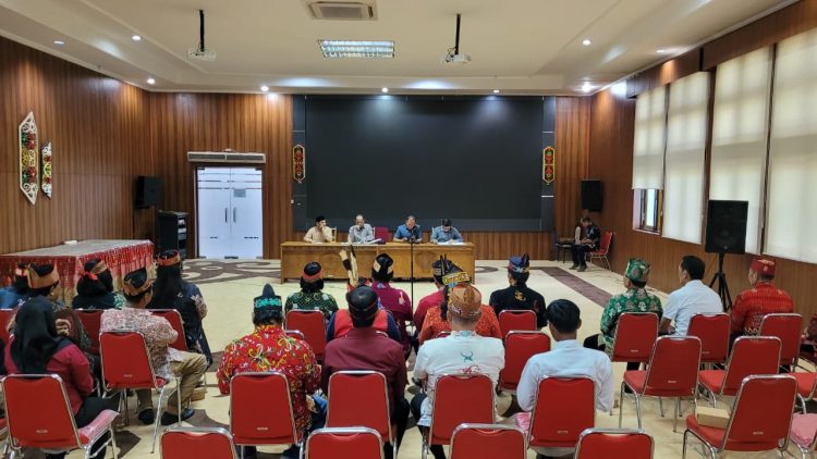 Polresta Palangka Raya melaksanakan pengamanan dalam rangka mengawal jalannya audiensi antara Aliansi Masyarakat Dayak Bersatu Kalimantan Tengah (AMDBKT) dengan Ormas GRIB Jaya yang berlangsung di Kantor DPRD Provinsi Kalimantan Tengah.