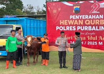 Polres Purbalingga menggelar salat Iduladha 1446 Hijriah dan pemotongan hewan kurban bersama masyarakat, Jumat (6/6/2025) pagi.