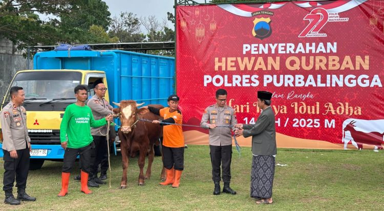 Polres Purbalingga menggelar salat Iduladha 1446 Hijriah dan pemotongan hewan kurban bersama masyarakat, Jumat (6/6/2025) pagi.