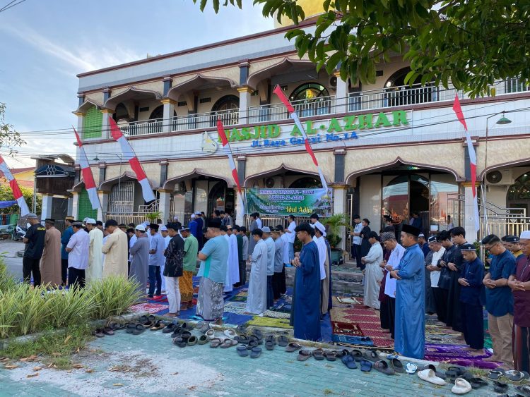 pengamanan pelaksanaan Sholat Idul Adha di Masjid Al-Azhar, Jalan Raya Galaxi No. 1A, Kota Palangka Raya, Jumat (6/6/2025).