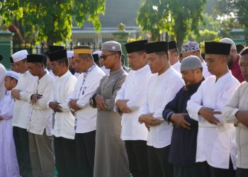 Korem 102/Pjg menggelar Shalat Iduladha 10 Djulhijah1446 H/2025 M, yang dilaksanakan oleh Seluruh prajurit, PNS serta masyarakat. Dengan tema "Ikhlas berkurban, berbagi kebahagiaan dan memupuk, kepedulian untuk merajut kebersamaan." Kegiatan berlangsung di Lapangan Upacara Korem 102/Pjg Jl. Imam bonjol No. 05 Kota Palangkaraya, Jumat 6/6 /2025.