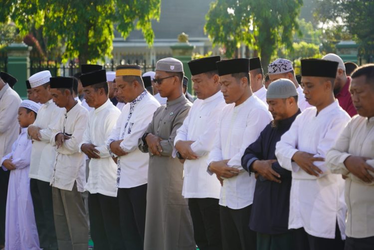 Korem 102/Pjg menggelar Shalat Iduladha 10 Djulhijah1446 H/2025 M, yang dilaksanakan oleh Seluruh prajurit, PNS serta masyarakat. Dengan tema "Ikhlas berkurban, berbagi kebahagiaan dan memupuk, kepedulian untuk merajut kebersamaan." Kegiatan berlangsung di Lapangan Upacara Korem 102/Pjg Jl. Imam bonjol No. 05 Kota Palangkaraya, Jumat 6/6 /2025.