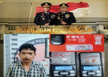 Satu orang laki-laki berinisial E.K (38), warga Desa Serigeni, Kecamatan Kayuagung, Kabupaten OKI. Dari hasil pemeriksaan, ditemukan barang bukti berupa: 4 bungkus plastik bening berisi diduga narkotika jenis sabu, 2 bungkus plastik bening berisi masing-masing satu butir tablet berwarna oranye yang diduga narkotika jenis ekstasi, uang tunai dua ratus ribu rupiah, 1 buah timbangan digital,
dan 1 bundel plastik klip bening kosong.