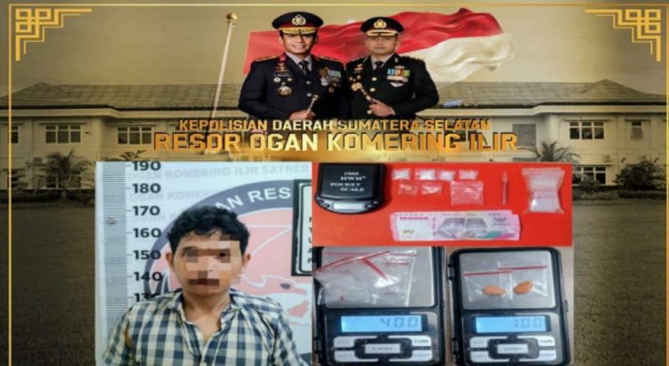 Satu orang laki-laki berinisial E.K (38), warga Desa Serigeni, Kecamatan Kayuagung, Kabupaten OKI. Dari hasil pemeriksaan, ditemukan barang bukti berupa: 4 bungkus plastik bening berisi diduga narkotika jenis sabu, 2 bungkus plastik bening berisi masing-masing satu butir tablet berwarna oranye yang diduga narkotika jenis ekstasi, uang tunai dua ratus ribu rupiah, 1 buah timbangan digital,
dan 1 bundel plastik klip bening kosong.