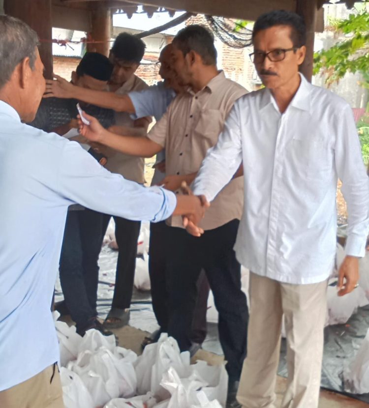 DPD Gerindra Aceh melakukan penyembelihan hewan qurban. Penyembelihan hewan kurban sapi sebanyak 2 ekor tersebut dilakukan pada Minggu 8 Juni di kantor DPD Gerindra Aceh.