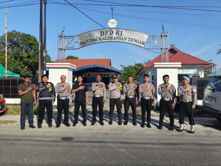 Personel Polresta Palangka Raya melaksanakan pengamanan kegiatan Fun Walk dalam rangka memperingati Hari Ulang Tahun Ikatan Bidan Indonesia (IBI) ke-74 Tahun 2025, yang berlangsung di Jalan Wahidin Sudirohusodo, Kota Palangka Raya, Minggu (8/6/2025).
