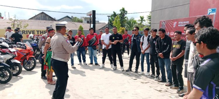 Satuan Lalu Lintas Polresta Palangka Raya menggelar kegiatan edukasi safety riding di halaman McDonald's Jl. Yos Sudarso, Minggu (8/6/2025).