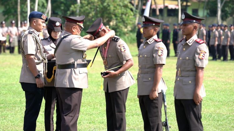 Upacara penutupan pendidikan bakomsus untuk mengawal visi Ketahanan Pangan dan program MBG yang dicanangkan Presiden Prabowo Subianto berlangsung di dua lokasi, sesuai tempat mereka menimba ilmu dasar kepolisian.