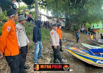 Polsek Indralaya melaksanakan pengamanan kegiatan wisata air speed boat yang berlangsung di sepanjang aliran sungai wilayah Kecamatan Indralaya dan Indralaya Selatan, Kabupaten Ogan Ilir, pada Senin (9/6) sore, bertepatan dengan perayaan Hari Raya Idul Adha 1446 H.