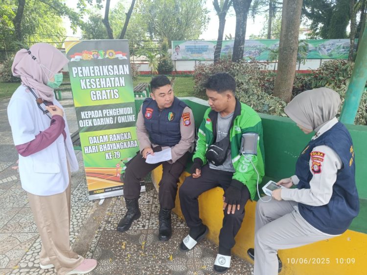 Rumah Sakit (Rumkit) Bhayangkara Tingkat III Palangka Raya Polda Kalteng melaksanakan kegiatan bakti kesehatan berupa pemeriksaan kesehatan gratis yang ditujukan bagi para pengemudi ojek daring atau online, Selasa (10/6/2025) siang.