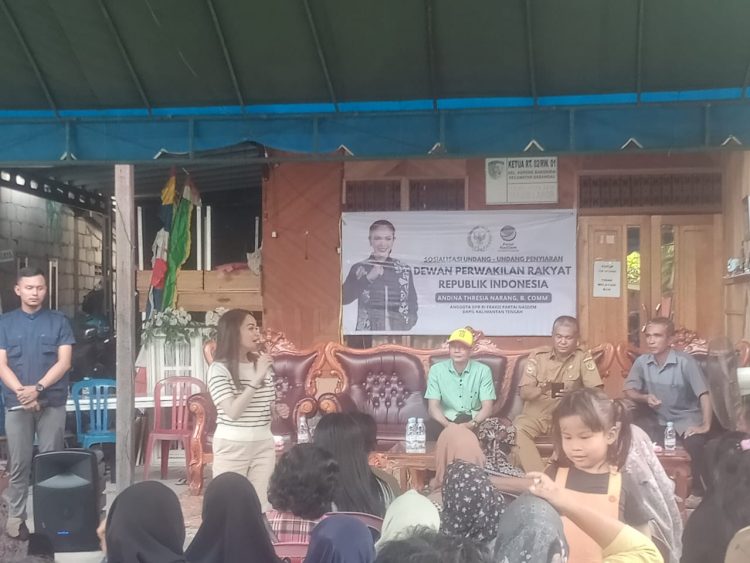 personel Polsek Sabangau turut hadir dalam kegiatan sosialisasi Undang-Undang Penyiaran yang digelar di Jalan Mangku Raya, Kelurahan Kereng Bangkirai, Kecamatan Sabangau.