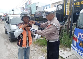 Rabu (11/6/2025), personel Satlantas melaksanakan kegiatan Pendidikan Masyarakat (Dikmas) Lantas di Jalan Galaxy Raya, Kota Palangka Raya.
