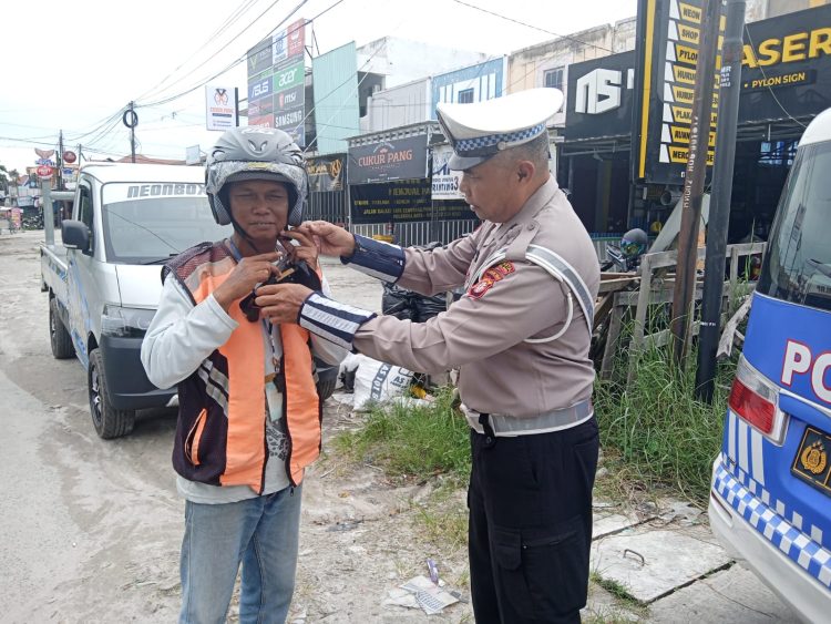 Rabu (11/6/2025), personel Satlantas melaksanakan kegiatan Pendidikan Masyarakat (Dikmas) Lantas di Jalan Galaxy Raya, Kota Palangka Raya.
