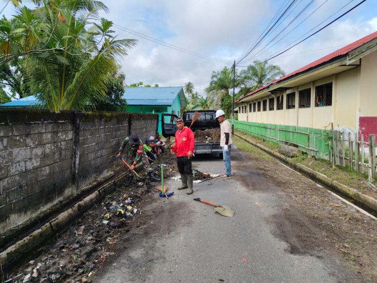 Babinsa Koramil 01/Pahandut Kodim 1016/Palangka Raya Serka Setiyo bersama masyarakat Gotong Royong memperbaiki parit draniase dan bahu jalan, di jalan Nenas Kelurahan Pahandut, Kecamatan Pahandut, Kota Palangka Raya, Kamis (12/06/2025).