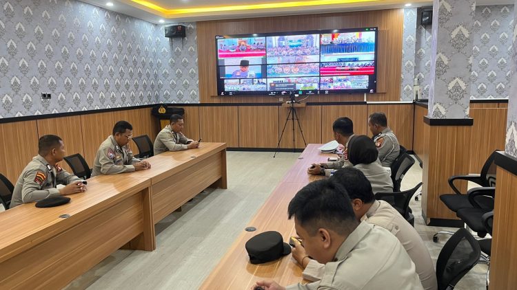 Polresta Palangka Raya mengikuti kegiatan Pembinaan Rohani Rutin yang dilaksanakan oleh SSDM Polri, Kamis (12/6/2025).