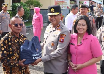 Didampingi oleh Ketua Bhayangkari Daerah Kalteng, Ny. Maya Iwan Kurniawan, Irwasda Kombes Pol Dr. Benny G. Sudjana, dan jajaran Pejabat Utama (PJU) Polda, serta Kapolres Mura AKBP Franky M. Monathen, S.I.K. Kapolda langsung melaksanakan bakti sosial dengan menyerahkan bantuan sosial kepada Purnawirawan Polri, Stunting dan masyarakat Murung Raya.