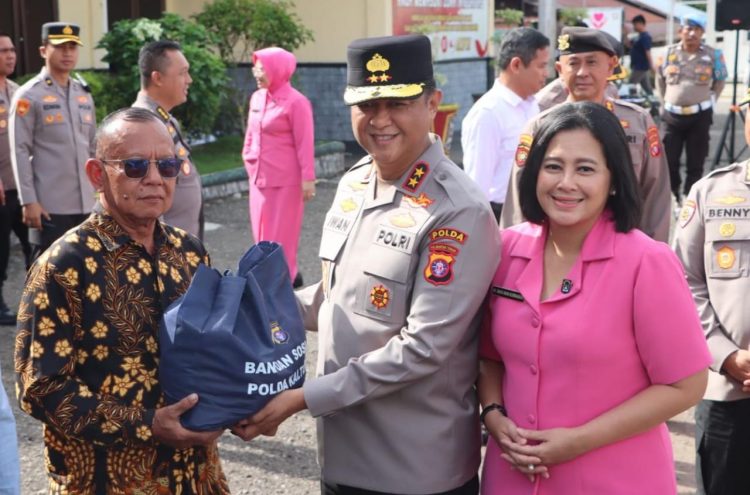 Didampingi oleh Ketua Bhayangkari Daerah Kalteng, Ny. Maya Iwan Kurniawan, Irwasda Kombes Pol Dr. Benny G. Sudjana, dan jajaran Pejabat Utama (PJU) Polda, serta Kapolres Mura AKBP Franky M. Monathen, S.I.K. Kapolda langsung melaksanakan bakti sosial dengan menyerahkan bantuan sosial kepada Purnawirawan Polri, Stunting dan masyarakat Murung Raya.