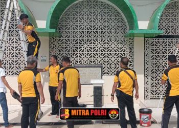 Personel Polsek Tanjung Raja melaksanakan kegiatan bakti sosial berupa pembersihan masjid secara serentak pada Jumat pagi, 13 Juni 2025. Kegiatan ini berlangsung di Masjid Ar-Rahman yang terletak di Kelurahan Tanjung Raja Barat, Kecamatan Tanjung Raja, Kabupaten Ogan Ilir.