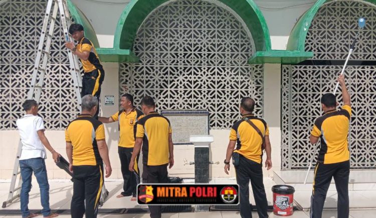 Personel Polsek Tanjung Raja melaksanakan kegiatan bakti sosial berupa pembersihan masjid secara serentak pada Jumat pagi, 13 Juni 2025. Kegiatan ini berlangsung di Masjid Ar-Rahman yang terletak di Kelurahan Tanjung Raja Barat, Kecamatan Tanjung Raja, Kabupaten Ogan Ilir.