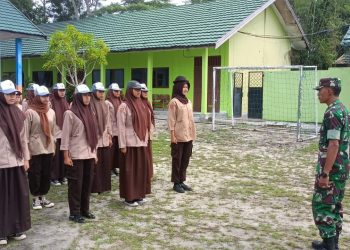 Anggota Koramil 1016-02/Bukit Batu Kodim 1016/Plk Serka Defrianto Serka Sugianto serta Sertu Dwi Wijaya secara Khusus Mendatangi SMKN 8 Palangka Raya dalam rangka memberikan pengetahuan tentang wawasan kebangsaan dan pelatihan PBB kepada siswa bertempat di SMKN 8 Palangka Raya, Kelurahan Banturung, Kecamatan Bukit Baru, Kota Palangka Raya, jum, at (13/06/2025).