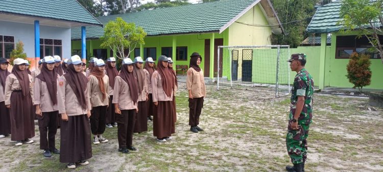 Anggota Koramil 1016-02/Bukit Batu Kodim 1016/Plk Serka Defrianto Serka Sugianto serta Sertu Dwi Wijaya secara Khusus Mendatangi SMKN 8 Palangka Raya dalam rangka memberikan pengetahuan tentang wawasan kebangsaan dan pelatihan PBB kepada siswa bertempat di SMKN 8 Palangka Raya, Kelurahan Banturung, Kecamatan Bukit Baru, Kota Palangka Raya, jum, at (13/06/2025).