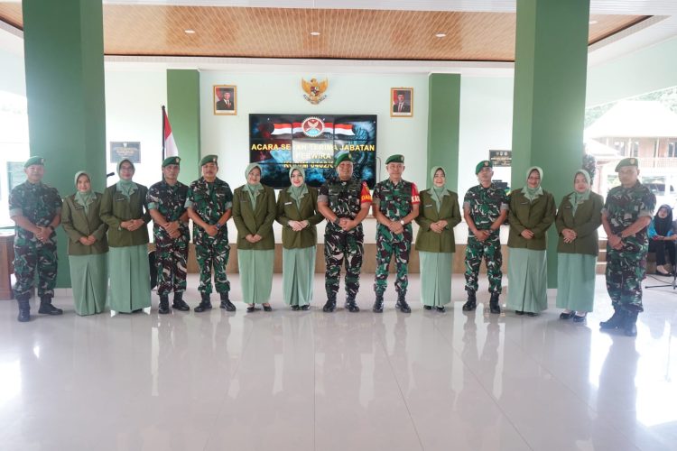 Komandan Kodim (Dandim) 0402/OKI Letkol Inf Yontri Bhakti,S.H.,M.H memimpin langsung acara Serah Terima Jabatan (Sertijab) Perwira Pertama bertempat di Aula Makodim 0402/OKI Jl. Letnan Darna Jambi Kelurahan Paku Kota Kayuagung Kabupaten Ogan Komering Ilir, Jumat (13/06/2025).