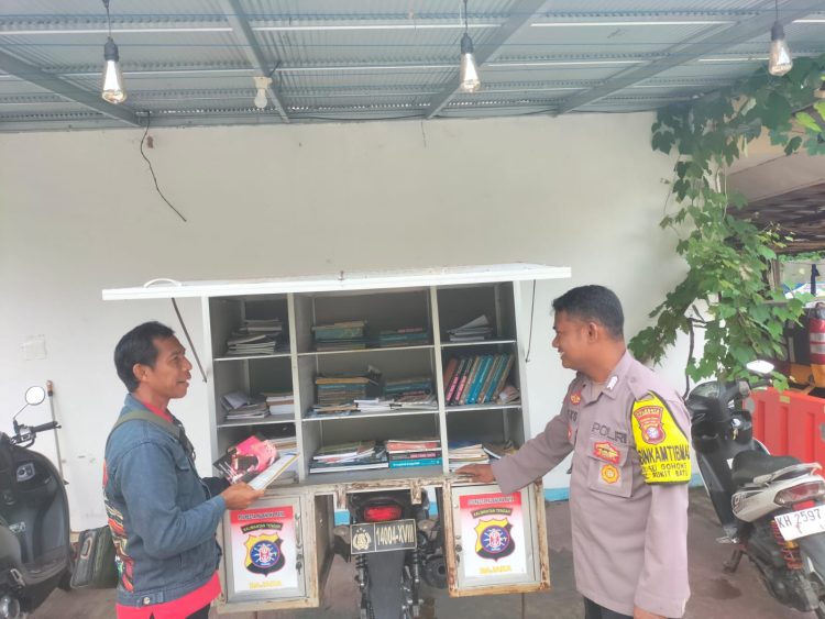 Polsek Bukit Batu Polresta Palangka Raya menghadirkan inovasi Motor Bajaka (Bhayangkara Jaga Aksara) Presisi Literasi sebagai sarana edukasi bagi masyarakat di Kecamatan Bukit Batu.