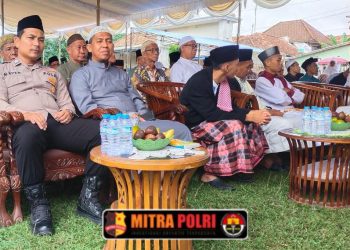 Personil Polsubsektor Rambang Kuang menghadiri sekaligus melaksanakan pengamanan kegiatan Wisuda Tahfidz Akbar Jilid III yang digelar di Rumah Tahfidz Pangeran Abdul Wahab, Desa Tambang Rambang, Kecamatan Rambang Kuang, Kabupaten Ogan Ilir, pada Sabtu (14/06/2025) siang.