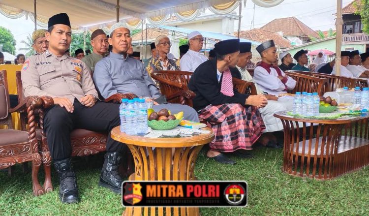 Personil Polsubsektor Rambang Kuang menghadiri sekaligus melaksanakan pengamanan kegiatan Wisuda Tahfidz Akbar Jilid III yang digelar di Rumah Tahfidz Pangeran Abdul Wahab, Desa Tambang Rambang, Kecamatan Rambang Kuang, Kabupaten Ogan Ilir, pada Sabtu (14/06/2025) siang.