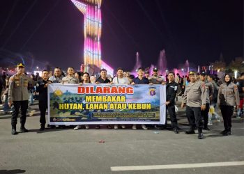 Momentum kegiatan masyarakat di Bundaran Besar Palangka Raya dimanfaatkan Satgas Operasi Bina Karuna Telabang 2025 untuk menyapa masyarakat dengan menyampaikan sosialisasi larangan membakar hutan dan lahan serta kebun, Sabtu (14/7/2025) malam.